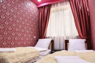 Отель Lovely Hotel in Centre Ереван Двухместный номер с 2 отдельными кроватями и собственной ванной комнатой-1
