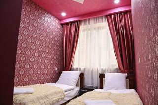 Отель Lovely Hotel in Centre Ереван Двухместный номер с 2 отдельными кроватями и собственной ванной комнатой-2