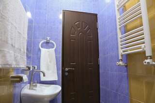 Отель Lovely Hotel in Centre Ереван Двухместный номер с 1 кроватью и собственной ванной комнатой-2