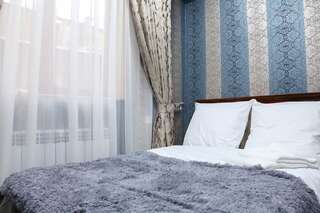 Отель Lovely Hotel in Centre Ереван Двухместный номер с 1 кроватью и собственной ванной комнатой-1