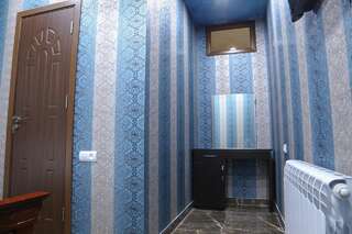 Отель Lovely Hotel in Centre Ереван Двухместный номер с 1 кроватью и собственной ванной комнатой-1