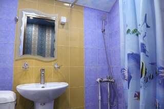 Отель Lovely Hotel in Centre Ереван Двухместный номер с 1 кроватью и собственной ванной комнатой-4