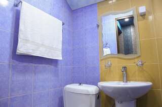 Отель Lovely Hotel in Centre Ереван Двухместный номер с 1 кроватью и собственной ванной комнатой-5