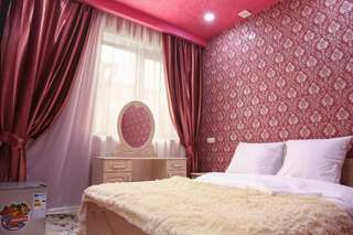 Отель Lovely Hotel in Centre Ереван Двухместный номер с 1 кроватью и собственной ванной комнатой-6