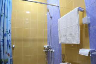 Отель Lovely Hotel in Centre Ереван Двухместный номер с 1 кроватью и собственной ванной комнатой-8