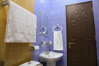 Отель Lovely Hotel in Centre Ереван Двухместный номер с 1 кроватью и собственной ванной комнатой-9